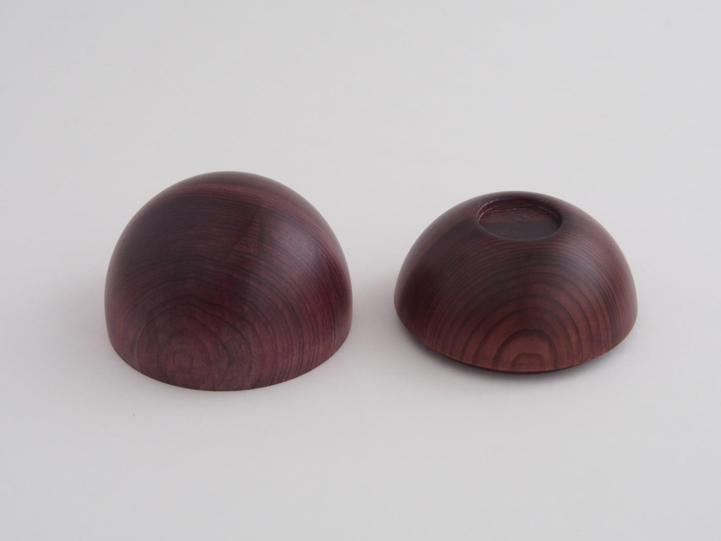 コチニール紫染め杉玉蓋物 (菓子器)