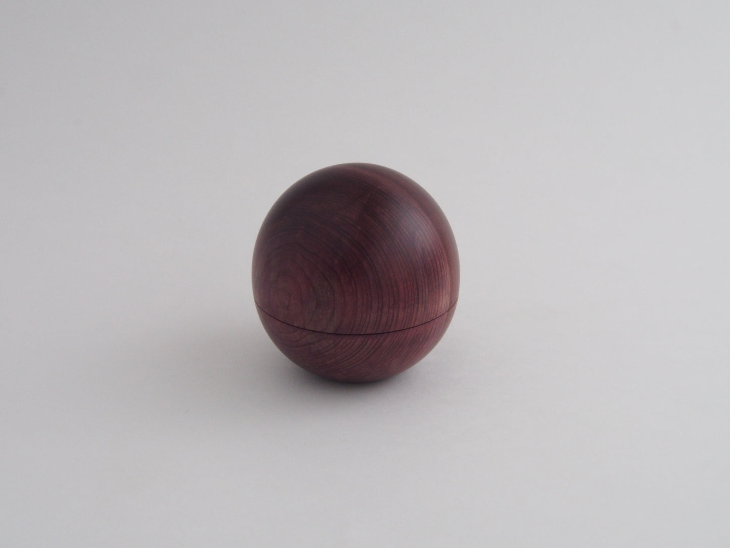 コチニール紫染め杉玉蓋物 (菓子器)