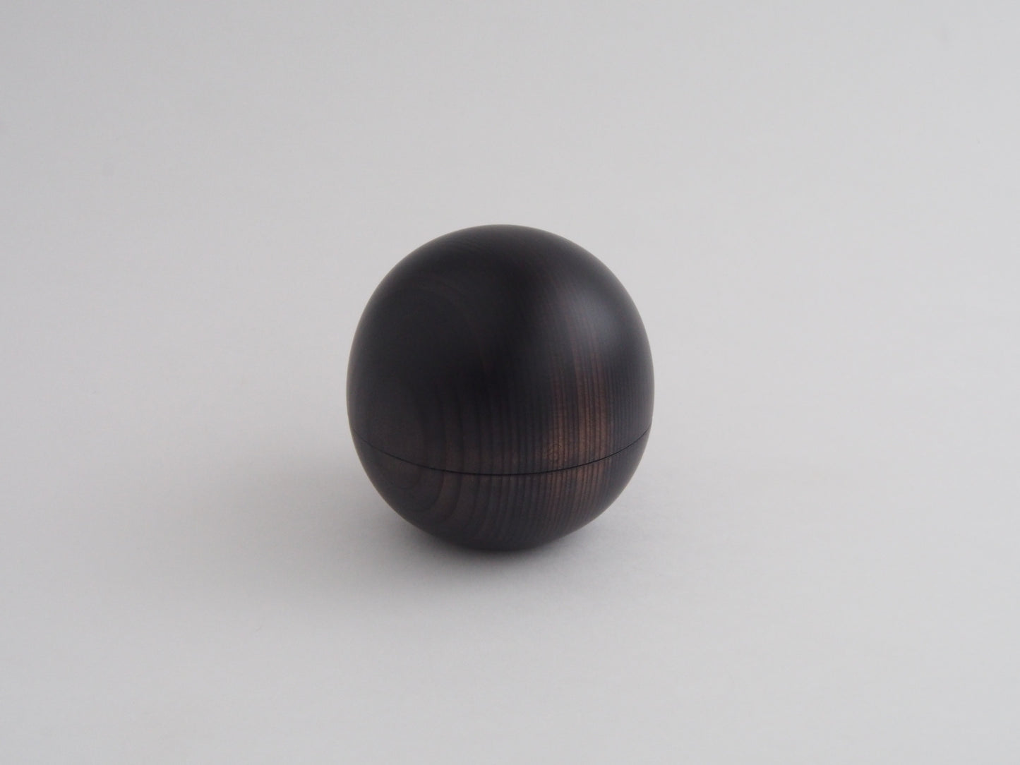 ログウッド黒染め杉玉蓋物(菓子器)